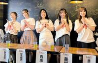 ラーメンＪＡＰＡＮ４７の候補生としてお披露目された（左から）桜月真依、桜木唯衣、杏珠、美優、藤田早希＝都内