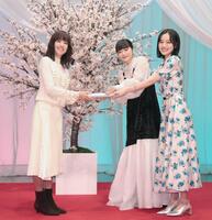 バトンタッチセレモニーを行った（左から）石橋静河、見上愛、上坂樹里