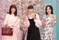 恒例のプレゼント交換を行った（左から）石橋静河、見上愛、上坂樹里