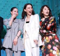 映画「汝、星のごとく」ブルーカーペットセレモニーで何かを見つけた様子の（左から）広瀬すず、木村佳乃、石田ゆり子＝東京・ＴＯＨＯシネマズ六本木（撮影・伊藤笙子）