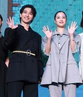 映画「汝、星のごとく」ブルーカーペットセレモニーに登場した横浜流星（左）と広瀬すず＝東京・ＴＯＨＯシネマズ六本木（撮影・伊藤笙子）
