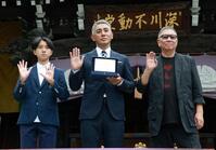 映画「襲名」の大ヒット祈願を行った（左から）市川新之助、市川團十郎、三池崇史監督（撮影・伊藤笙子）