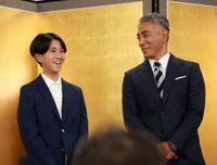 ベネチア映画祭の様子を振り返る市川新之助（左）と市川團十郎＝東京・門前仲町の深川不動堂（撮影・伊藤笙子）