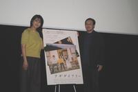 先行上映舞台あいさつに登場した松たか子（左）と深田晃司監督