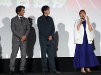 初恋の人・織田裕二（左）との撮影を照れながら振り返る野呂佳代。中央は白洲迅（撮影・吉澤敬太）