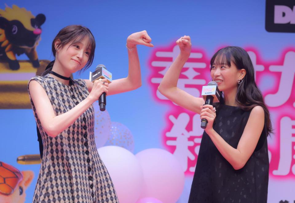 ポーズをとる高橋ひかる（左）と森川葵＝品川ザ・グランドホール（撮影・石井剣太郎）