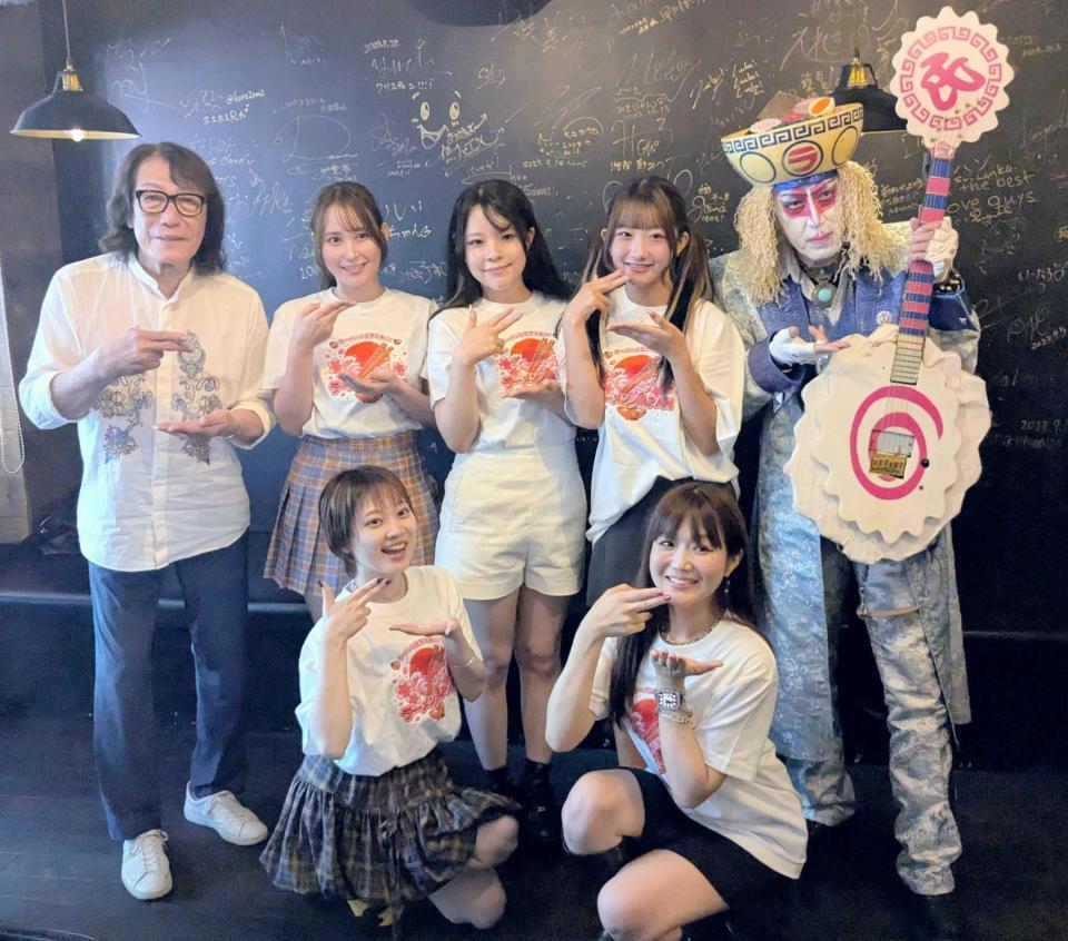 ラーメンＪＡＰＡＮ４７の（前列左から）桜月真依、藤田早希（後列左２人目から）桜木唯衣、杏珠、美優と、ゲストの矢沢透（同左端）と氏神一番（同右端）