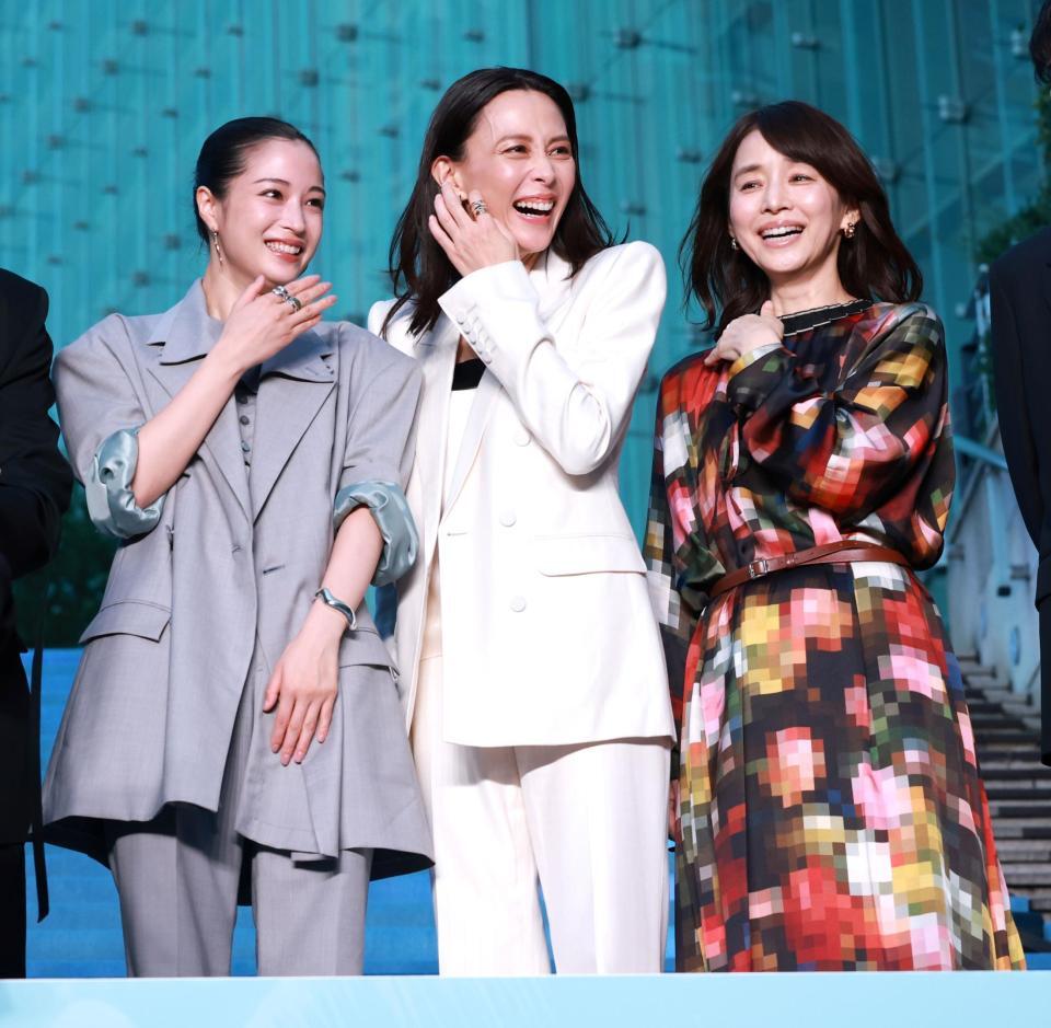 映画「汝、星のごとく」ブルーカーペットセレモニーで何かを見つけた様子の（左から）広瀬すず、木村佳乃、石田ゆり子＝東京・ＴＯＨＯシネマズ六本木（撮影・伊藤笙子）