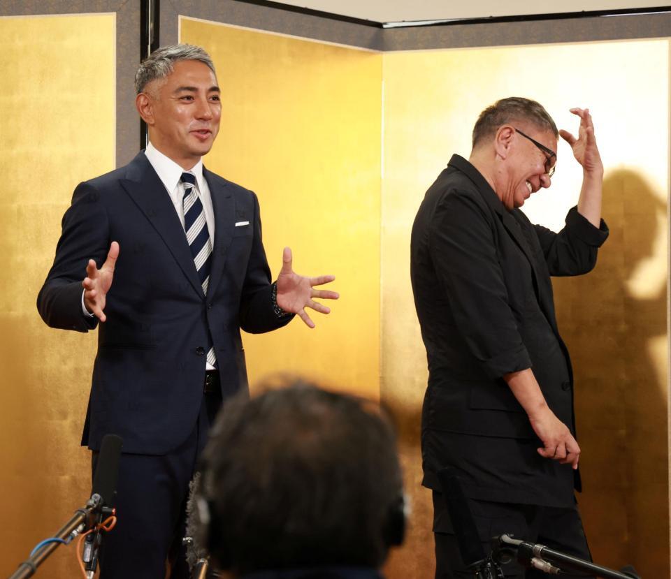 映画「襲名」の大ヒット祈願中の様子を市川團十郎（左）に暴露され、頭をかく三池崇史監督（撮影・伊藤笙子）