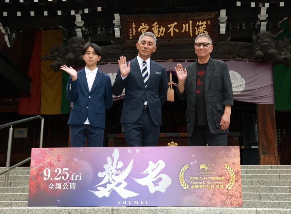 映画「襲名」の大ヒット祈願を行った（左から）市川新之助、市川團十郎、三池崇史監督（撮影・伊藤笙子）
