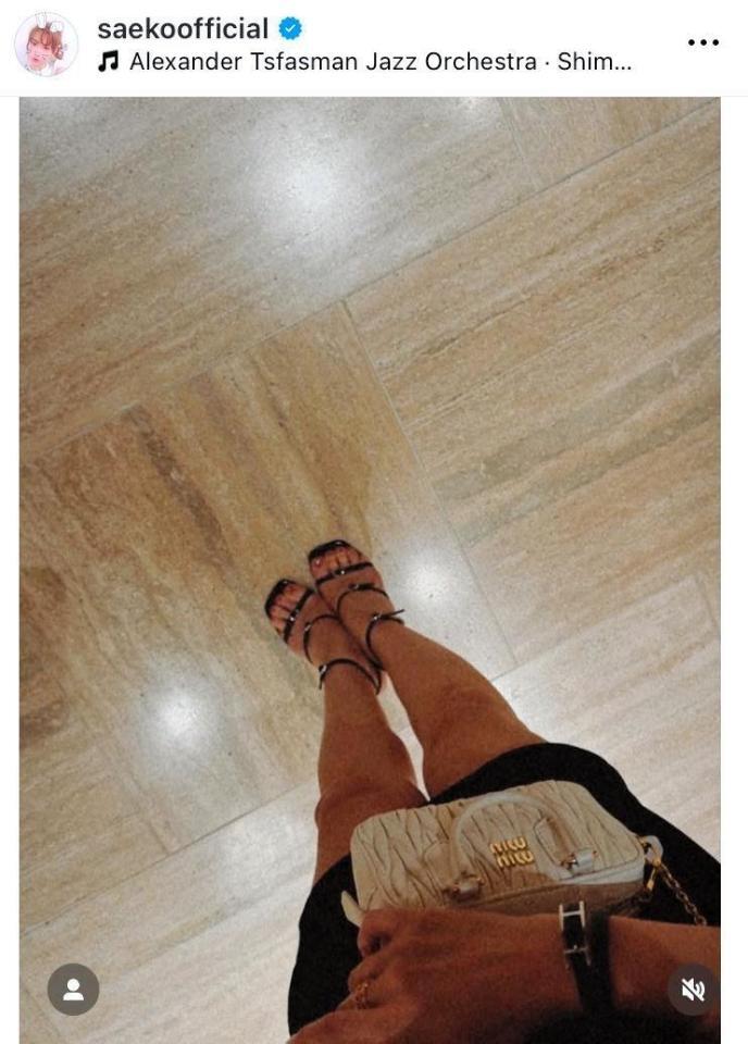 ミニの黒ワンピに合わせたのはマークジェイコブズの黒サンダル。紗栄子のインスタグラム＠ｓａｅｋｏｏｆｆｉｃｉａｌ（９月１８日付）より 
