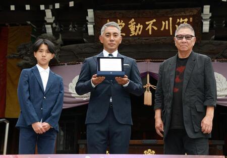 映画「襲名」の大ヒット祈願を行った（左から）市川新之助、市川團十郎、三池崇史監督（撮影・伊藤笙子）