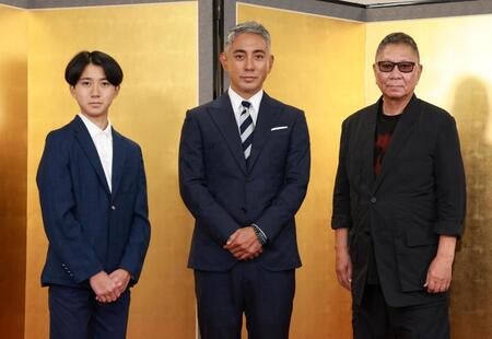 映画「襲名」の大ヒット祈願を行った（左から）市川新之助、市川團十郎、三池崇史監督（撮影・伊藤笙子）