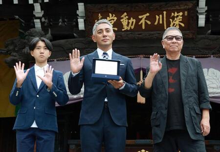 大ヒット祈願を行った（左から）市川新之助、市川團十郎、三池崇史監督