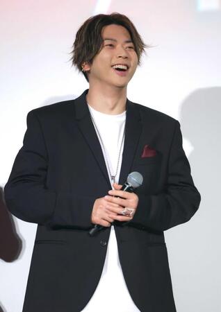 笑顔を見せる増田貴久（撮影・吉澤敬太）