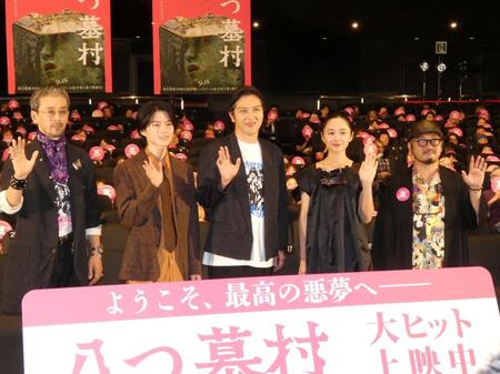 初日舞台あいさつを行った（左から）滝藤賢一、奥智哉、尾上松也、堀田真由、清水崇監督