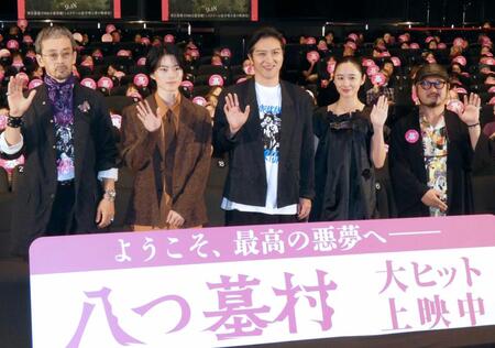 （左から）滝藤賢一、奥智哉、尾上松也、堀田真由、清水崇監督