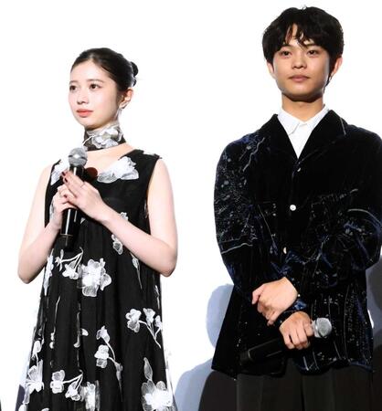 桜田ひより（左）と黒川想矢