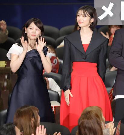 歓声に応える齊藤なぎさ（左）と藤吉夏鈴（撮影・吉澤敬太）