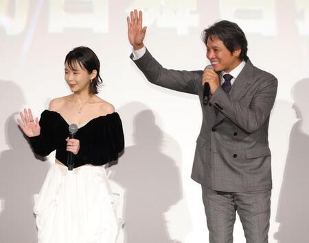 ファンの歓声に応える（左から）趣里と織田裕二（撮影・吉澤敬太）
