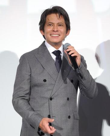 本広克行監督の話しを聞き、困惑する織田裕二（撮影・吉澤敬太）