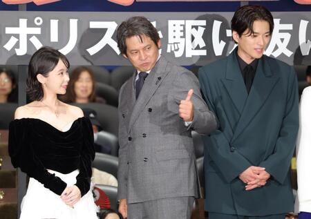 ファンの歓声にサムアップポーズを見せる織田裕二（中央）。左は趣里、右は白洲迅（撮影・吉澤敬太）