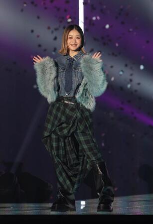 手を振る池田美優（撮影・佐々木彰尚）