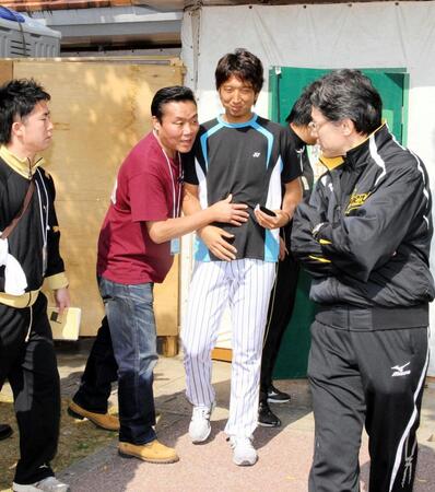 トミーズ雅と現役時代の阪神・藤川球児監督＝２０１１年