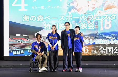 撮影に応じる（左から）寺田ユースケ、黒島結菜、松本利夫、吉田葵（撮影・千葉大輝）