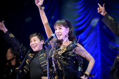 コンサートで歌とダンスを披露する未唯ｍｉｅ