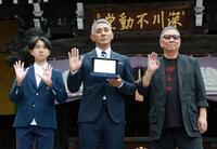 大ヒット祈願を行った（左から）市川新之助、市川團十郎、三池崇史監督