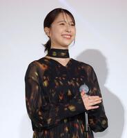 笑顔であいさつする玉井詩織（撮影・吉澤敬太）