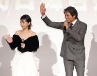 ファンの歓声に応える（左から）趣里と織田裕二（撮影・吉澤敬太）