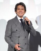本広克行監督の話しを聞き、困惑する織田裕二（撮影・吉澤敬太）