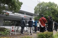 湾岸署には多くの報道陣が集まる（撮影・石井剣太郎）