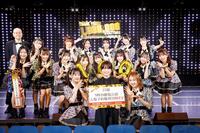 ＮＭＢ４８と来場者１００万人目の来場者となった女性（写真中央）©ＮＭＢ４８