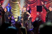コンサートで歌とダンスを披露する未唯ｍｉｅ
