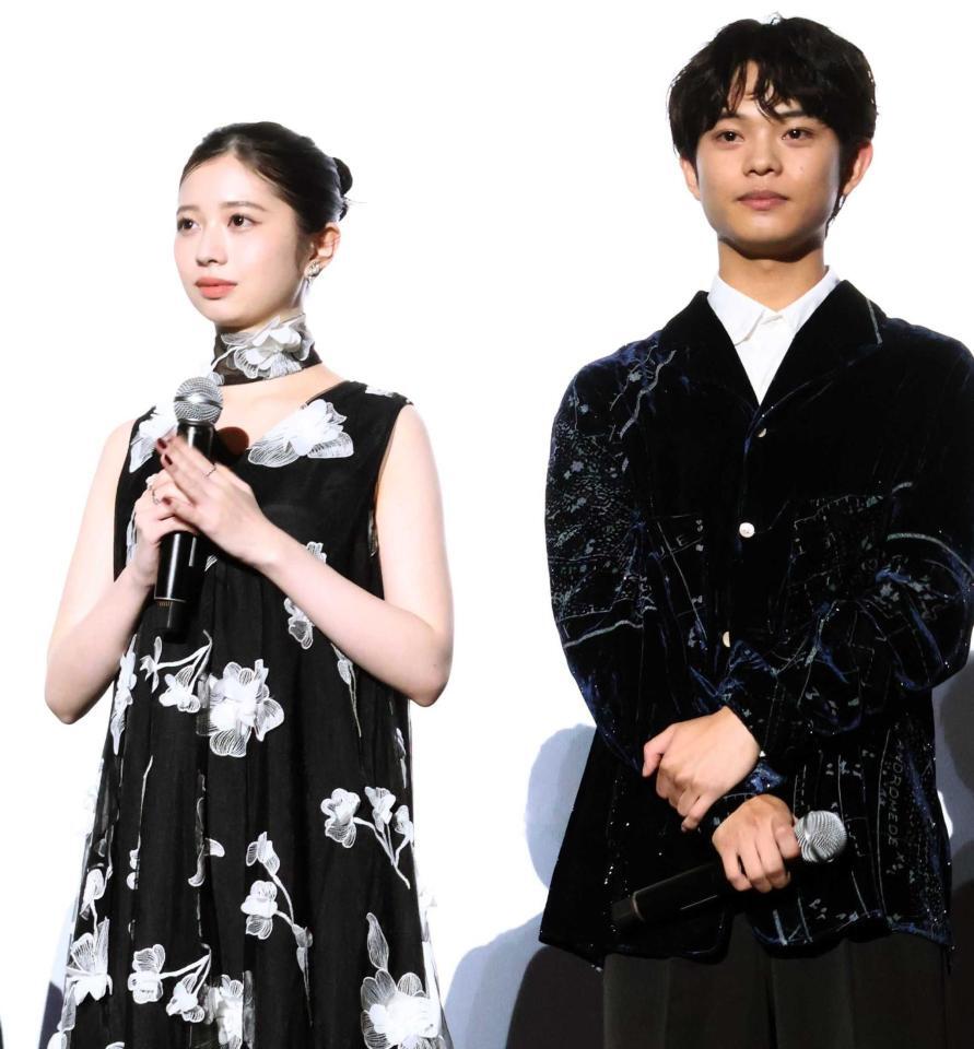 桜田ひより（左）と黒川想矢