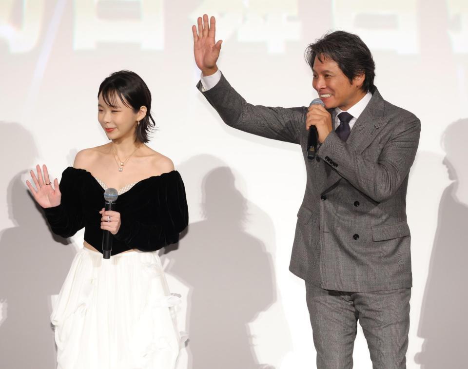 ファンの歓声に応える（左から）趣里と織田裕二（撮影・吉澤敬太）
