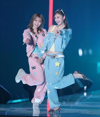 ゆい小池（左）とゆうちゃみ（撮影・金田祐二）