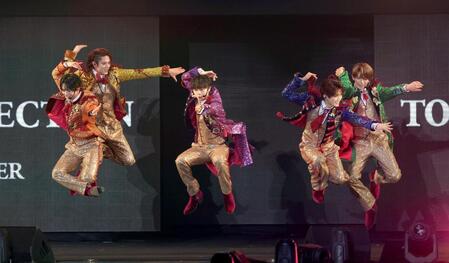 躍動感のあるパフォーマンスを見せるＡＣＥｅｓ（撮影・金田祐二）