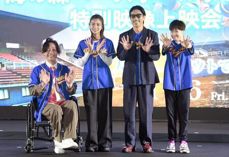 トークショーを行った（左から）寺田ユースケ、黒島結菜、松本利夫、吉田葵（撮影・千葉大輝）