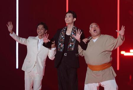 手を振る（左から）オーム・タナパック、竜星涼、富栄ドラム（撮影・佐々木彰尚）