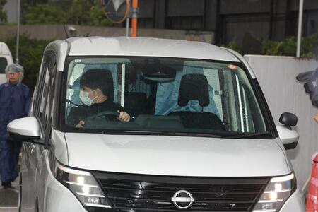 送検される猪俣周杜容疑者を乗せたと見られる車（撮影・伊藤笙子）