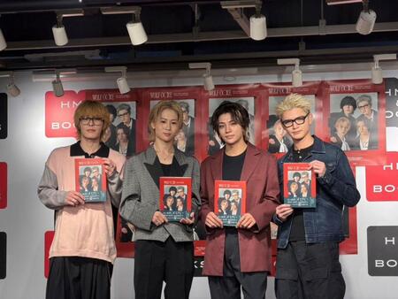初のアーティストブックを手に笑顔を見せる（左から）ＳＵＺＵＫＩ、ＨＩＲＯＴＯ、ＧＨＥＥ、ＲＹＯＪＩ