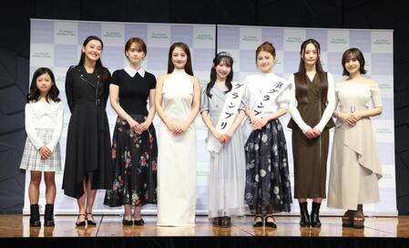 ファイナリストの（左から）内山まおみさん、オルーニー花さん、権藤紗和子さん、朝凪りおなさん、三谷梨夏さん、高石実蘭衣さん、花巻優奈さんと写真におさまる谷まりあ（左から４人目）＝撮影・金田祐二