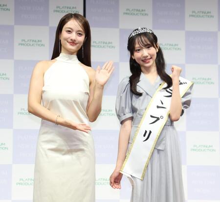 谷まりあに祝福されるグランプリの朝凪りおなさん（撮影・金田祐二）