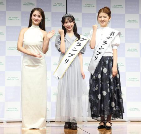 谷まりあに祝福されるグランプリの朝凪りおなさん、準グランプリの三谷梨夏さん（撮影・金田祐二）