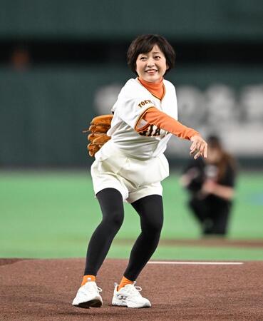 １８日、始球式を行う三田寛子（撮影・堀内翔）