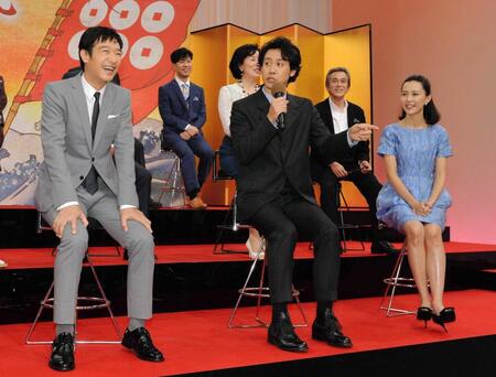 ２０１５年７月、ＮＨＫ大河「真田丸」の会見で、記者席に紛れ込んだ脚本の三谷幸喜氏にツッコミを入れる大泉洋
